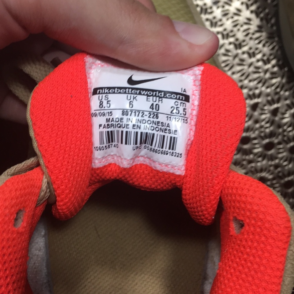 NIKE tennis shoes - Picture 3 of 3